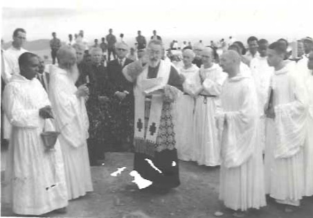 Bénédiction par Mgr de la Brunelière de la première pierre 1963